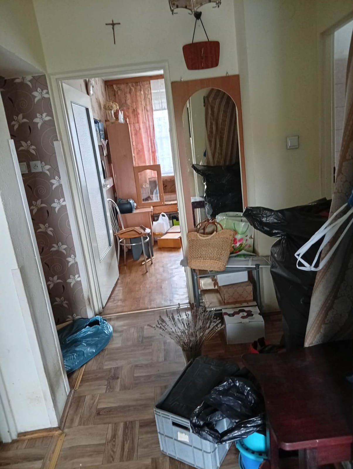 Przed wykonaniem zlecenia — Opróżnienie mieszkania z zalegających rzeczy.